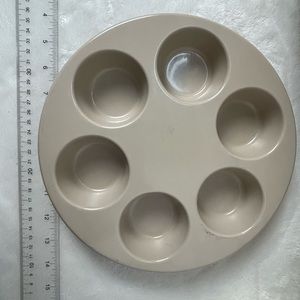 Anchor Hocking Beige Microwave 6 Muffin Pan